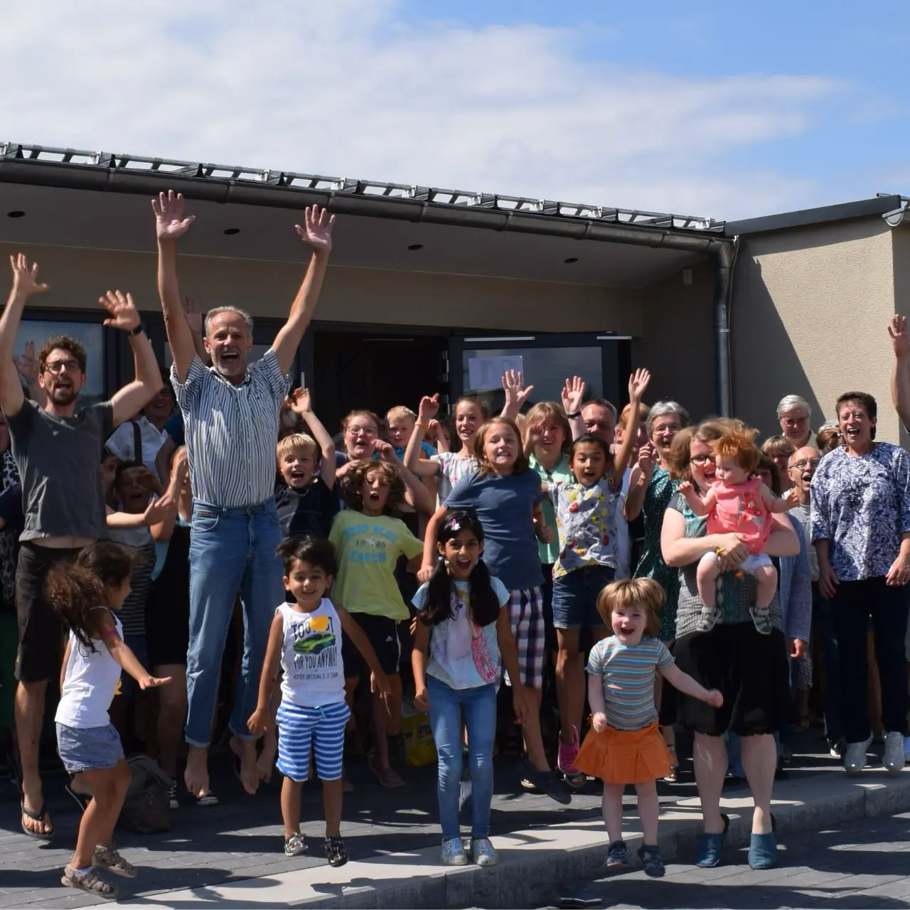 Gemeinde vor dem Gebäude